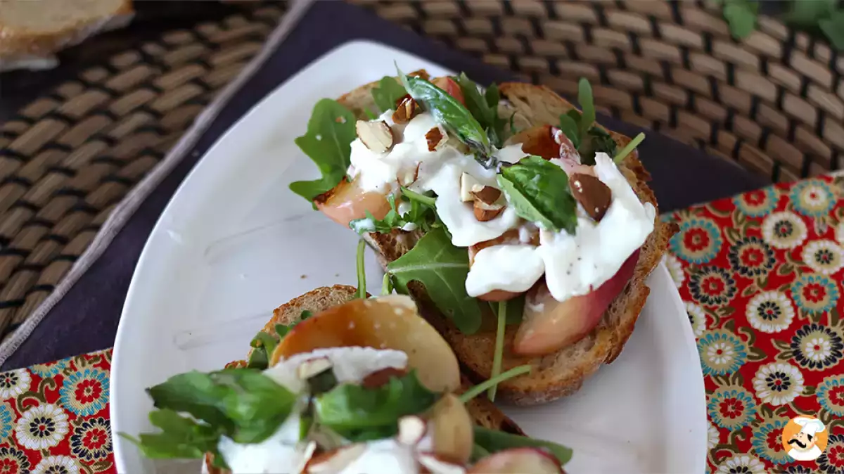 Burrata a ovoce: nejlahodnější letní kombinace (které teď vidíme všude)