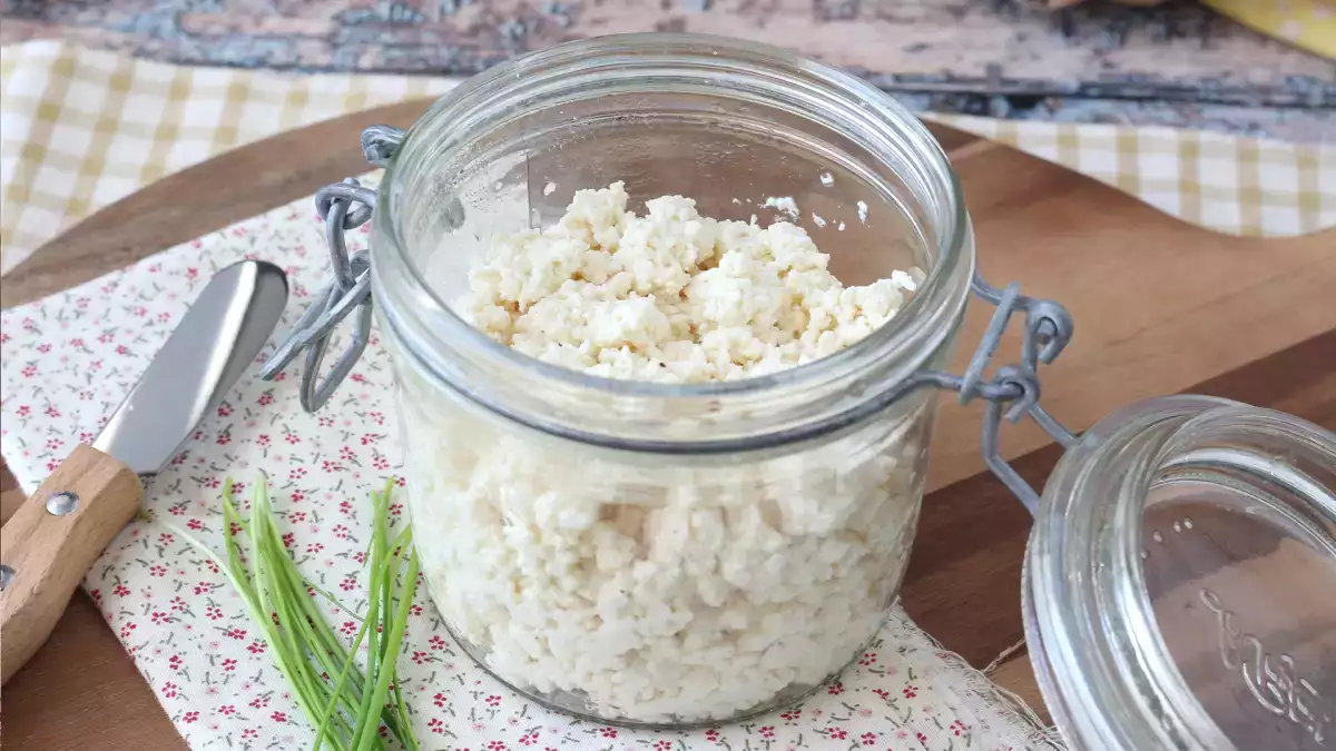 Jak si vyrobit domácí tvaroh? Velmi levný recept ze dvou ingrediencí!