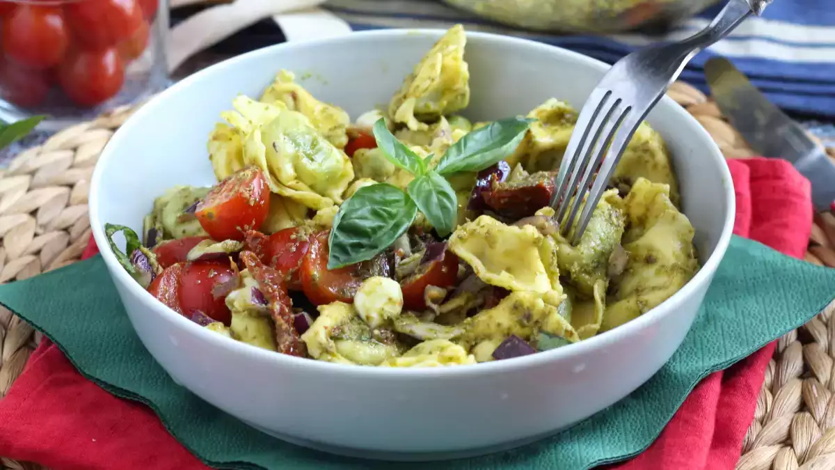 Studený salát s tortellini: puristé nad tím možná ohrnou nos, ale zmizí dřív než rýžový salát