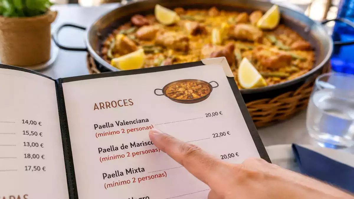 Proč mnoho restaurací podává paellu pouze pro dvě osoby? Pravda, která se skrývá za požadavkem „minimálně dvě osoby“