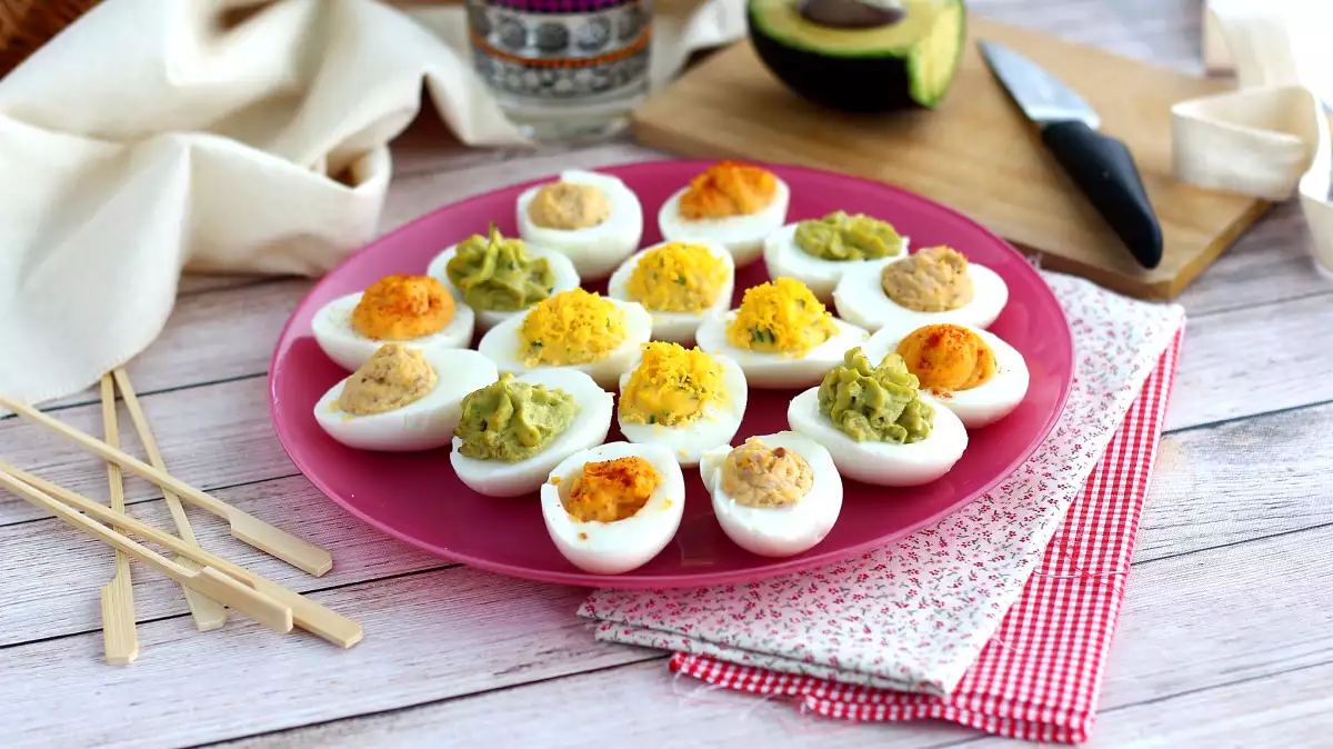 Plněná vejce, vejce mimosa a deviled eggs: je to totéž, nebo už celý život zaměňujeme recepty?
