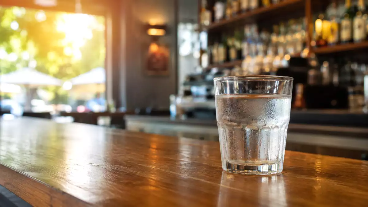 Vlna veder: Je bar povinen vám nabídnout sklenici vody, i když si nic neobjednáte?