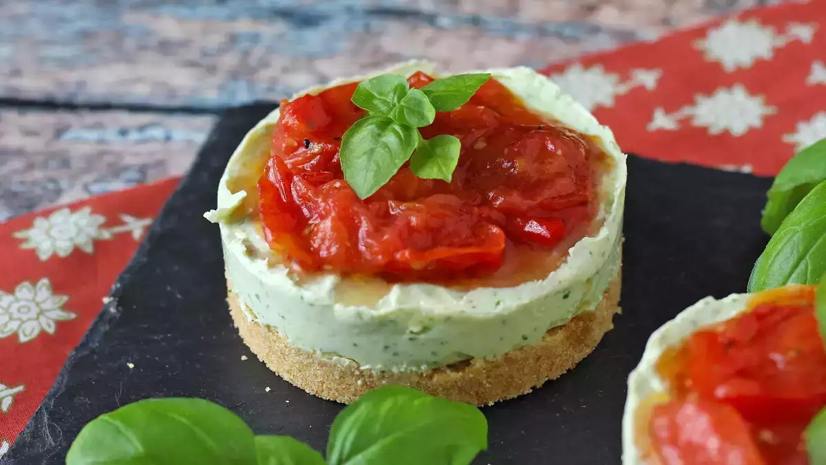 Malé slané cheesecaky v jednorázových porcích: čerstvé, krémové a snadno podávatelné při každé příležitosti