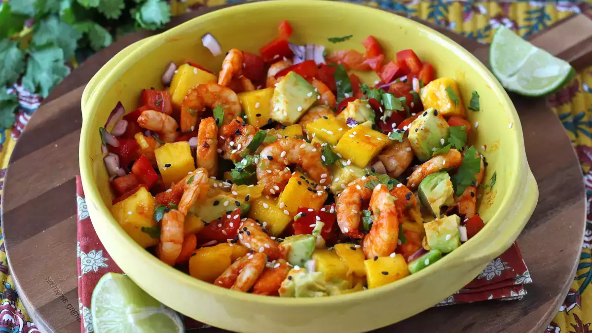 Salát s krevetami a mangem: svěží, barevný a snadný recept, na který máte chuť celé léto