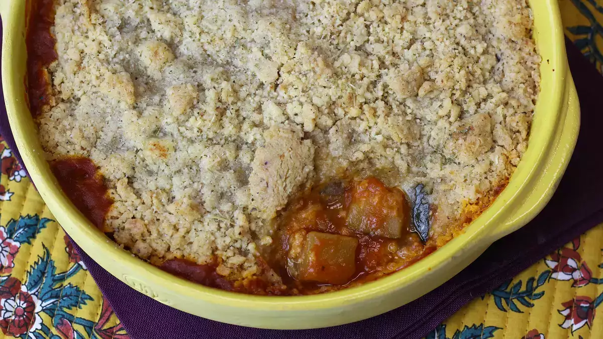 Tento crumble s ratatouille se dá připravit předem a chutná skvěle jak teplý, tak studený!