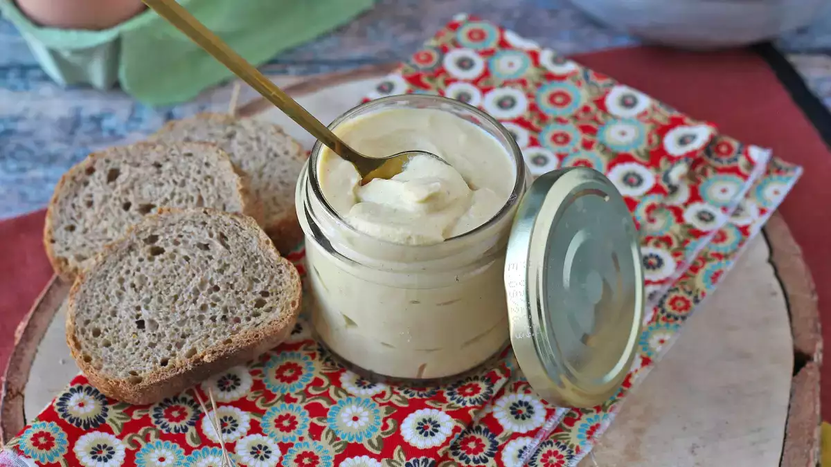 Je domácí majonéza opravdu zdravější? Co se z jejího krátkého seznamu ingrediencí nedozvíte...