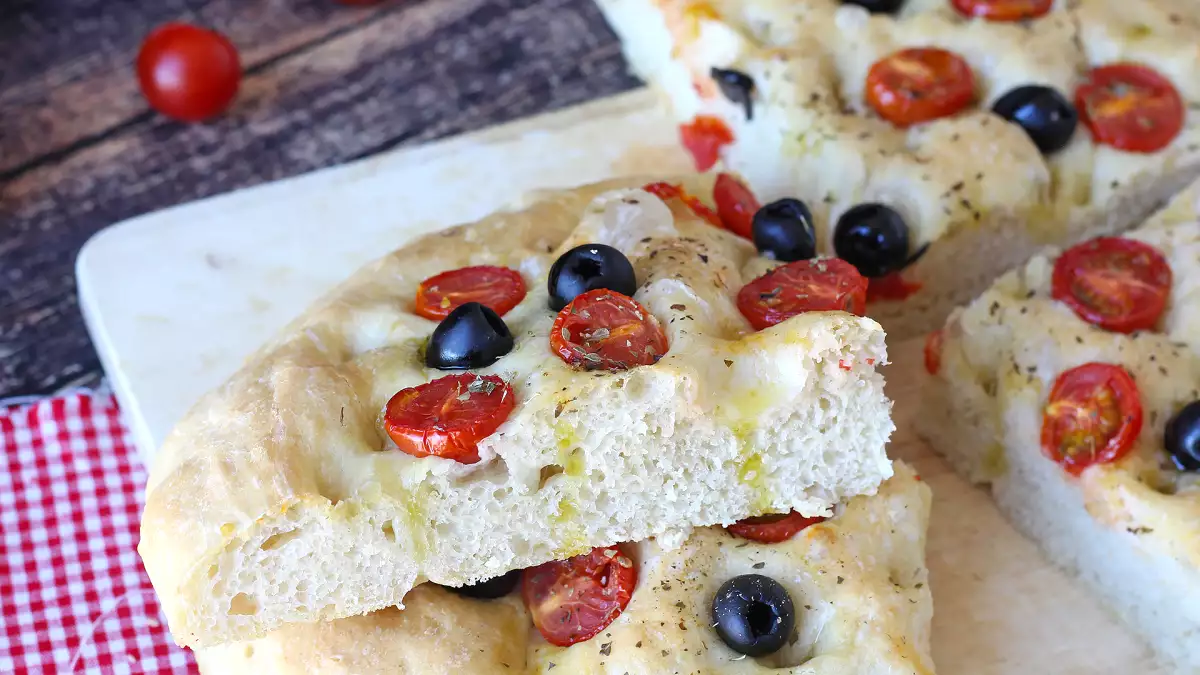 Tato vysoká focaccia s cherry rajčátky a olivami si vás získá už svou vůní: recept, který stojí za vyzkoušení