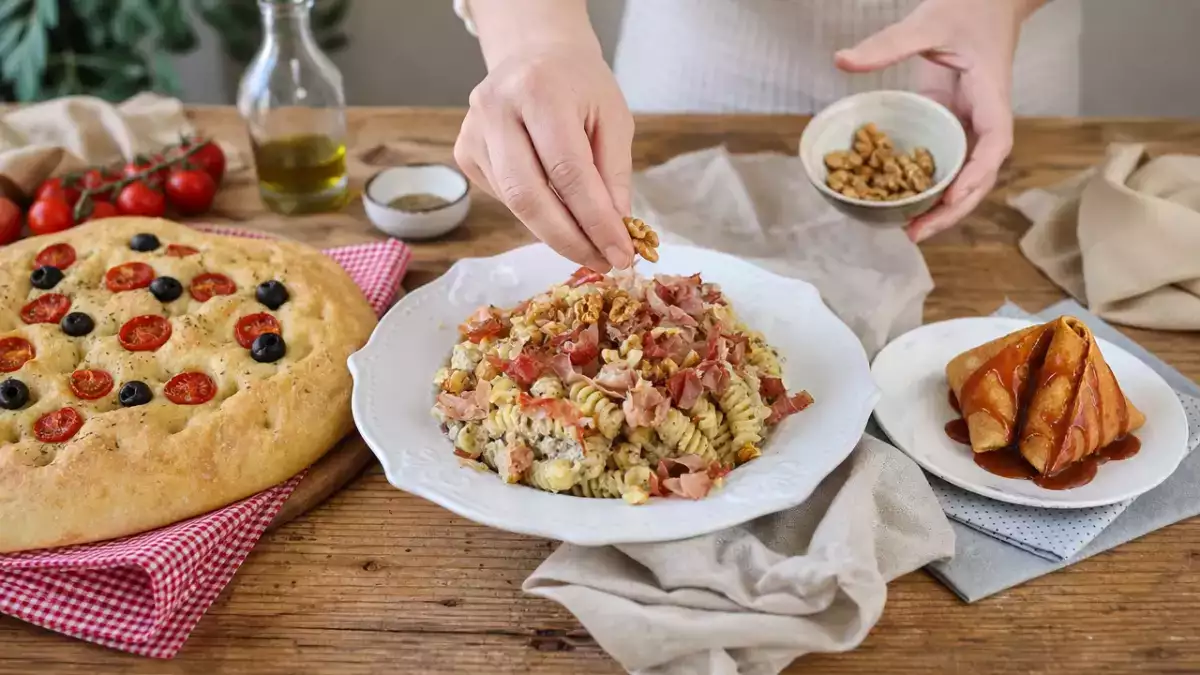 Denní menu, 16. října: středomořská focaccia, krémové fusilli a jablečné samosy