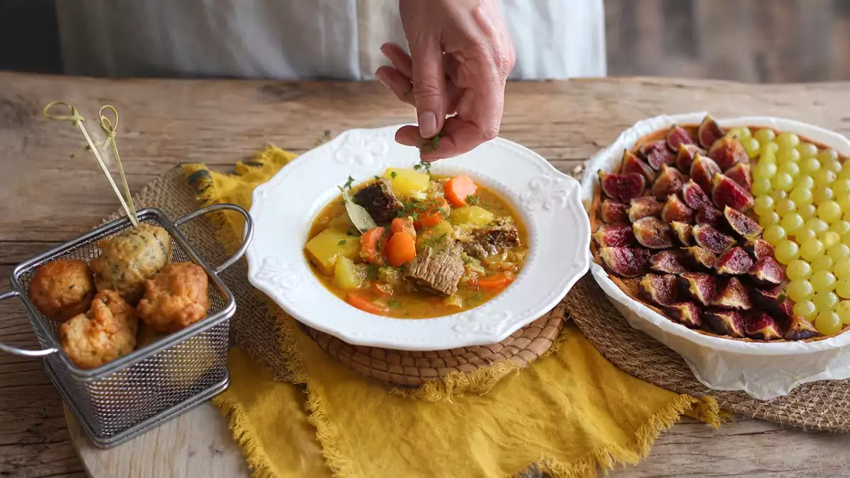 Denní menu na 22. října: křupavé tresčí akra, rodinné hovězí s bramborami a ovocný koláč