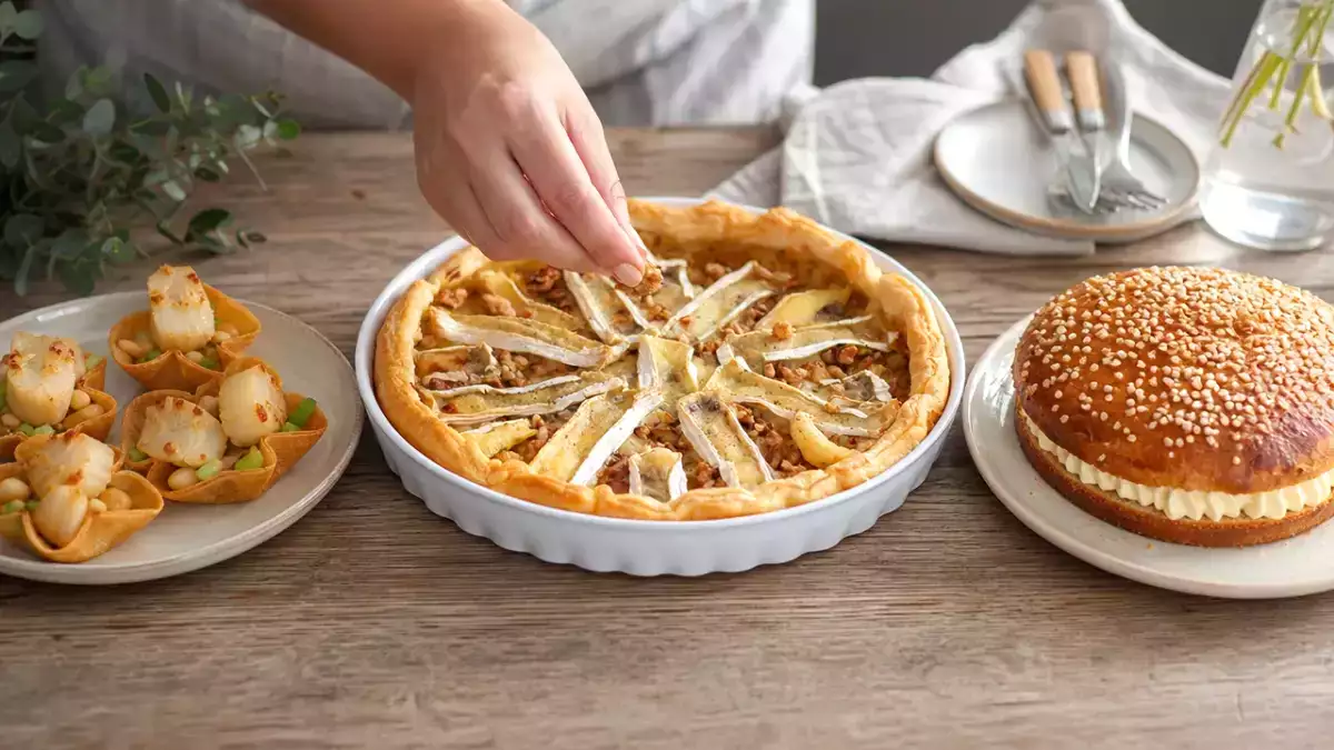 Denní menu, 26. října: křupavé hřebenatky, jablečný camembertový koláč a Tarte Tropézienne