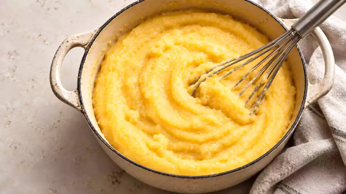Polenta s hrudkami? Proč vznikají a jak ji zachránit, aniž byste museli začínat znovu