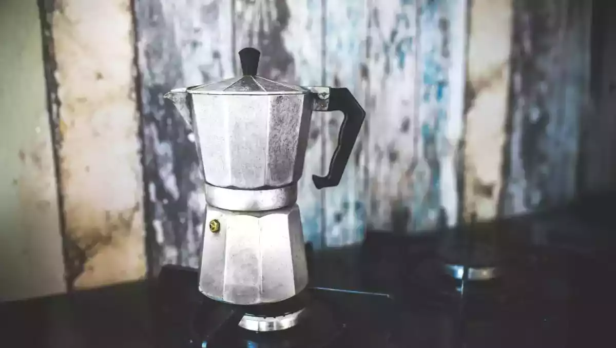 Pozor na Moka konvici! Objevte rizika, o kterých vám nikdo neřekl, a jak se vyhnout výbuchu v kuchyni.