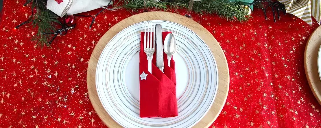 Stačí jeden papírový ubrousek a můžete si vytvořit elegantní a levný podnos na příbory: návod, který je v módě.