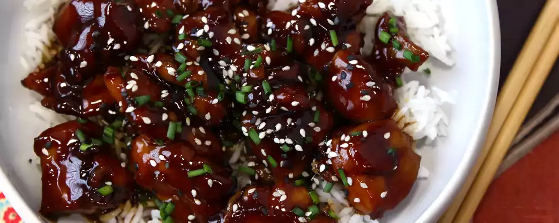 Pokud používáte sójovou omáčku jen na yakisobu, těchto 33 receptů vám zamotá hlavu (a váš týdenní jídelníček).