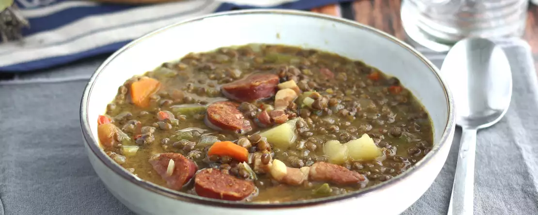 Snižuje čočka libido? Věda, která stojí za virálním citátem Ólivera Laxe