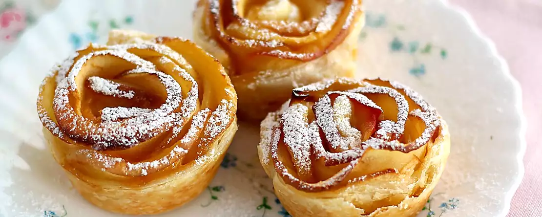 Růže z jablek a listového těsta: valentýnský dezert, který vypadá jako pečivo.