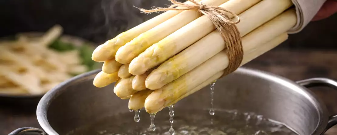 Proč nejlepší šéfkuchaři připravují bílý chřest ve svazku