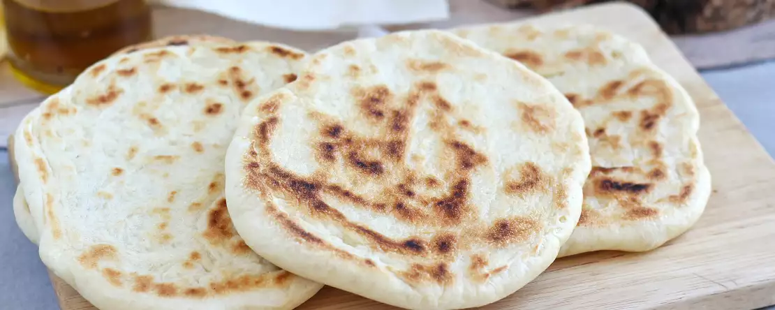 4 recepty na chléb na pánvi s jednoduchými přísadami pro ty, kteří chtějí teplý chléb bez potíží.