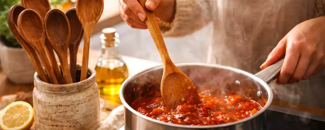 Babiččino tajemství, jak uchovat dřevěné lžíce a zbavit kuchyň pachů, prasklin a skrytých nečistot