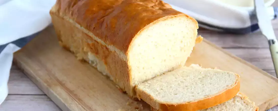 Jak připravit měkký domácí chléb na sendviče? Jednoduchá metoda pro výsledek hodný pekárny