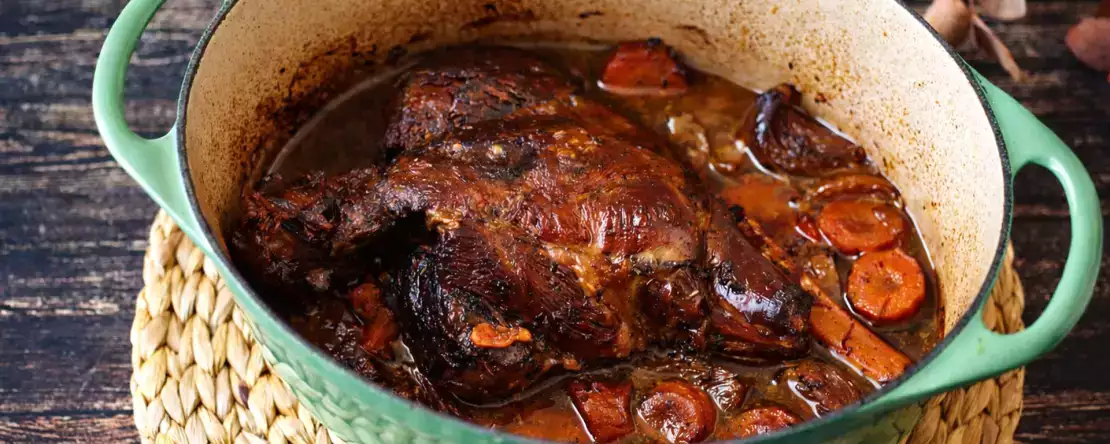 Jak připravit pomalu pečenou jehněčí kýtu: snadný postup pro křehké a chutné maso