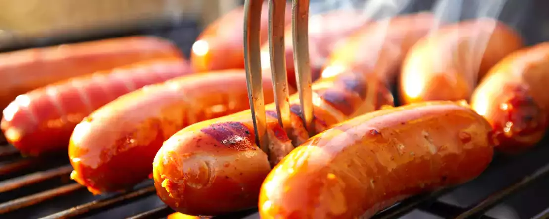 Vrtání klobás před vařením: běžná chyba, nebo geniální trik? pravda, která vše mění