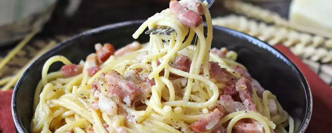 Kostky slaniny: ingredience, kterou máte vždy v lednici, a 12 geniálních receptů, které zachrání každou večeři (rychlé a neodolatelné).