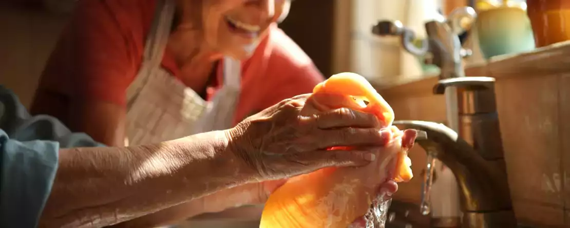 Opravdu musíte kuře před vařením umývat? Pravda, kterou vám matka a babička nikdy neřekly