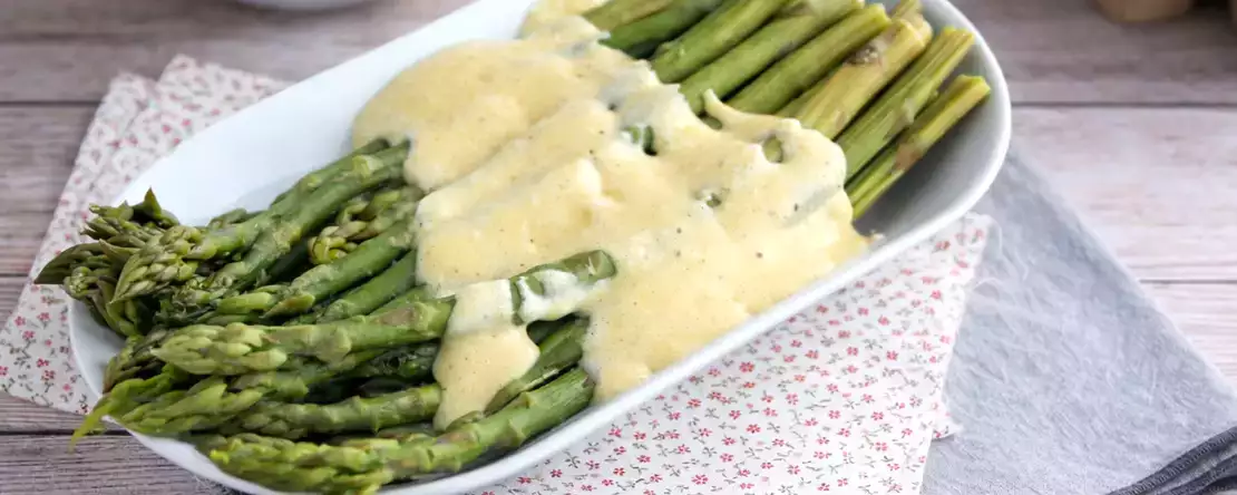 3 omáčky, které zvýrazní chuť zeleného chřestu, aniž by ho zastínily