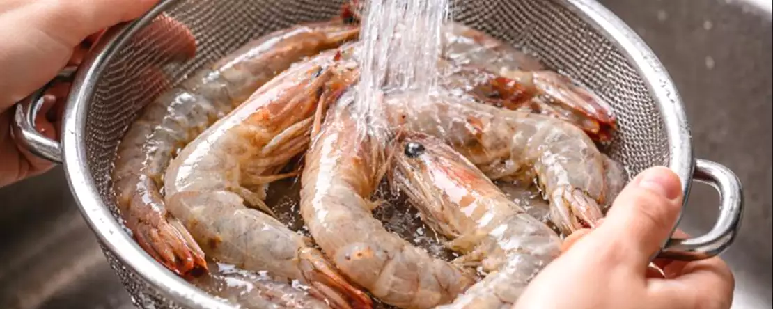 Umýváte krevety před vařením? Pochopte, proč by toto běžné gesto mohlo být vaší největší chybou.