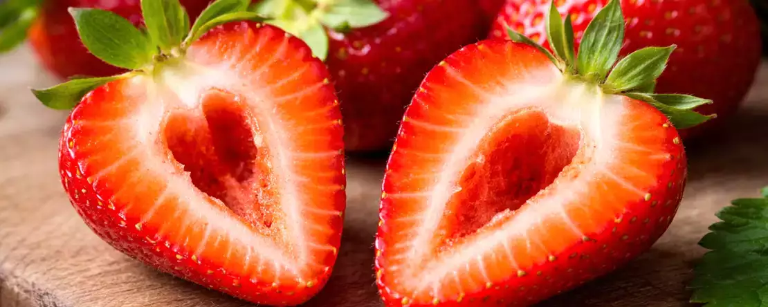 Proč mají některé jahody uvnitř díry? Existuje nevyřčený důvod