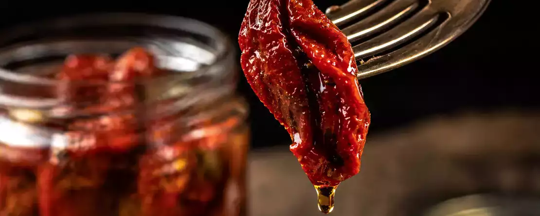 Sušená rajčata v oleji: koncentrát chuti ve spíži a 10 receptů, jak ho co nejlépe využít.