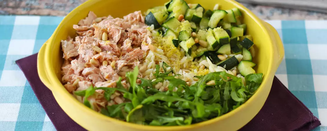 Orzo: co to je, jak se vaří a proč se tyto malé těstoviny tak dobře hodí do polévek, salátů a krémových jídel.