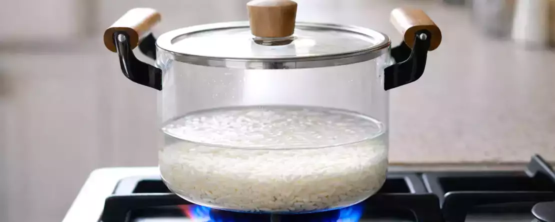 Nemusíte odměřovat vodu: jednoduchý trik pro sypkou rýži, který málokdo používá