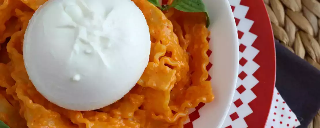 Ohromte své hosty 9 skvělými recepty na burratu pro slunečná jídla