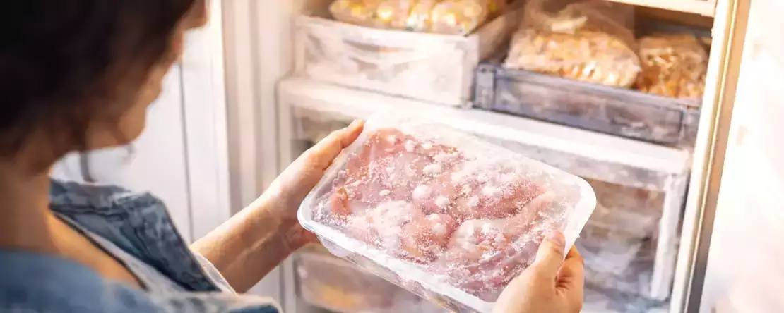 Zapomněli jste odmrazit? Tento jednoduchý trik to vyřeší během několika minut a zachrání každé jídlo.
