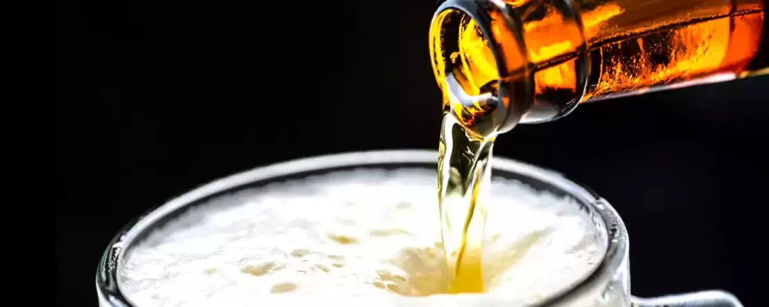 Proč pivo méně pění, když sklenici nakloníte?