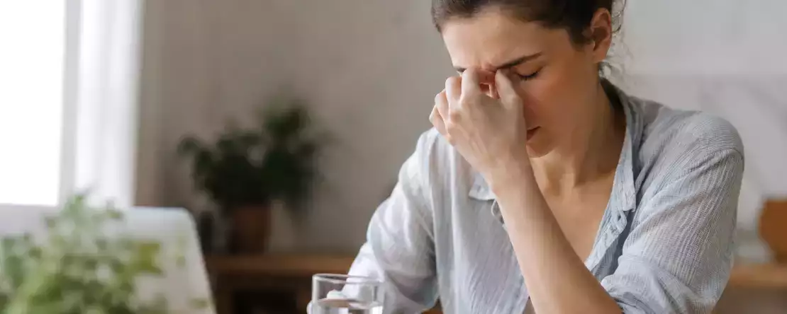 Tyto příznaky naznačují, že máte nedostatek tekutin… i když nemáte žízeň