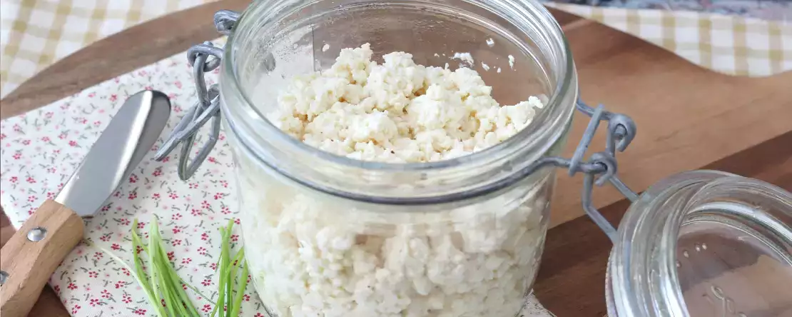 Jak si vyrobit domácí tvaroh? Velmi levný recept ze dvou ingrediencí!