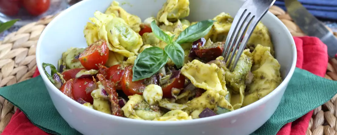 Studený salát s tortellini: puristé nad tím možná ohrnou nos, ale zmizí dřív než rýžový salát