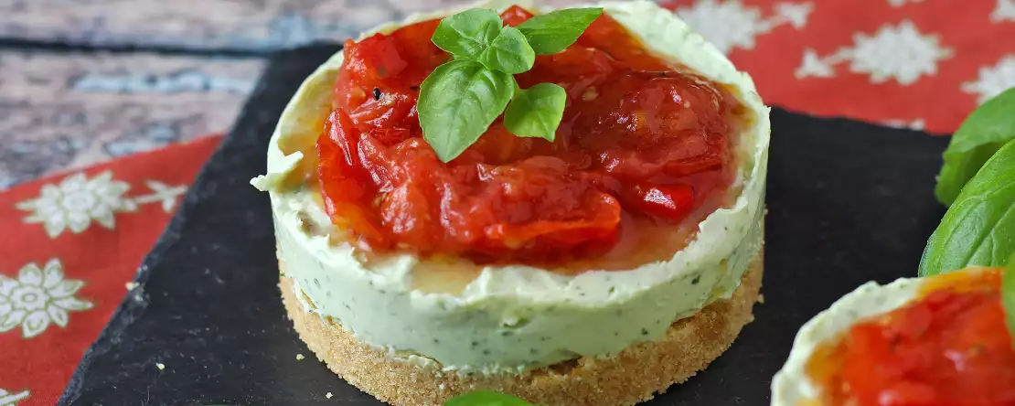 Malé slané cheesecaky v jednorázových porcích: čerstvé, krémové a snadno podávatelné při každé příležitosti