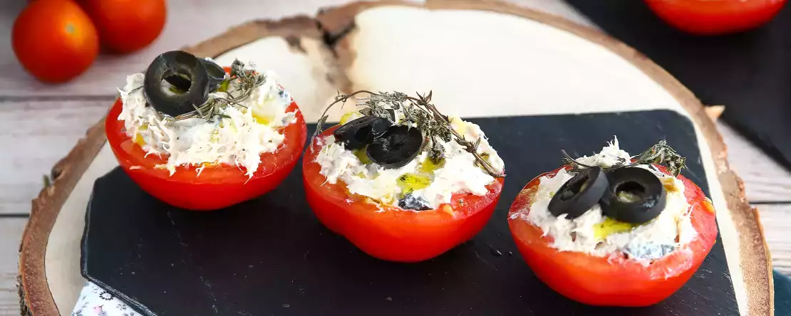 Tuňák, taboulé, kozí sýr: 7 nápadů, jak naplnit rajčata bez vaření!