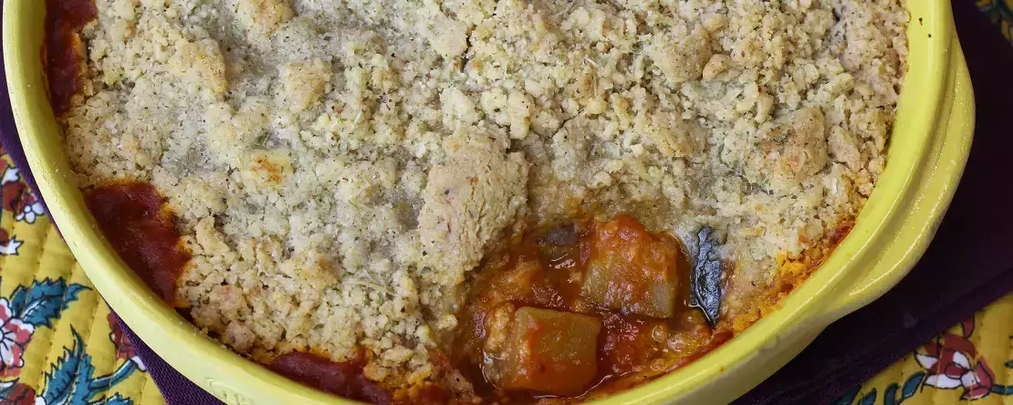 Tento crumble s ratatouille se dá připravit předem a chutná skvěle jak teplý, tak studený!