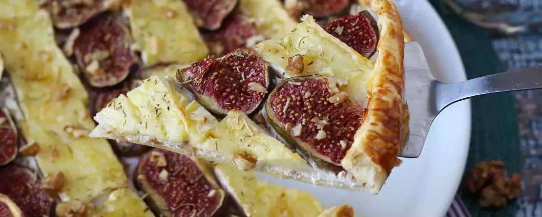 Než skončí sezóna fíků, vyzkoušejte tento tenký koláč s brie a ořechy