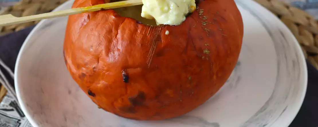 Hledáte pokrm, o který se můžete na Halloween podělit? Tato pečená dýně plněná rozpuštěným sýrem bude hvězdou večera