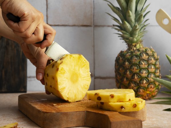 Svědí vás jazyk, když jíte ananas?