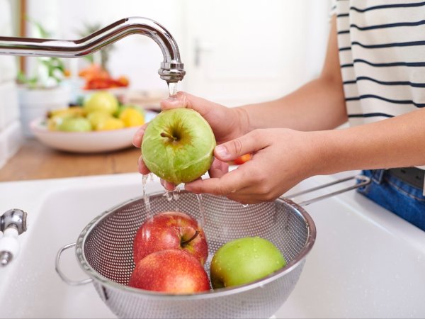Myjete ovoce správně? Podívejte se na chybu, která škodí vašemu zdraví