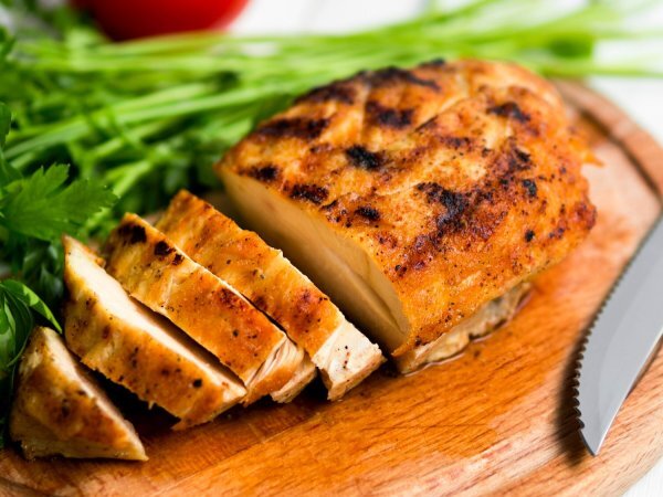 Chyby, kvůli kterým je kuře na grilu suché (a jak je napravit)