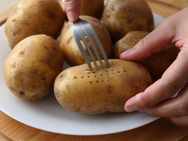 Opravdu je třeba brambory před vařením propíchnout? Zkoumali jsme to!