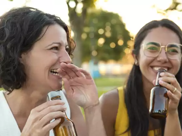 Studené pivo nebo horký čaj? Co vás v horku více osvěží?